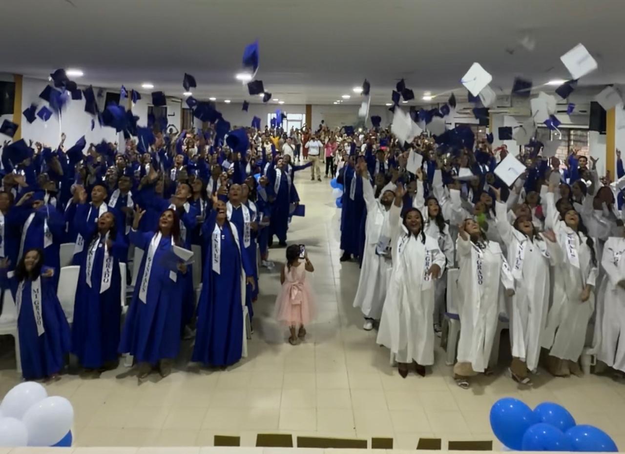 Estudiantes de INFALS durante su ceremonia de graduación